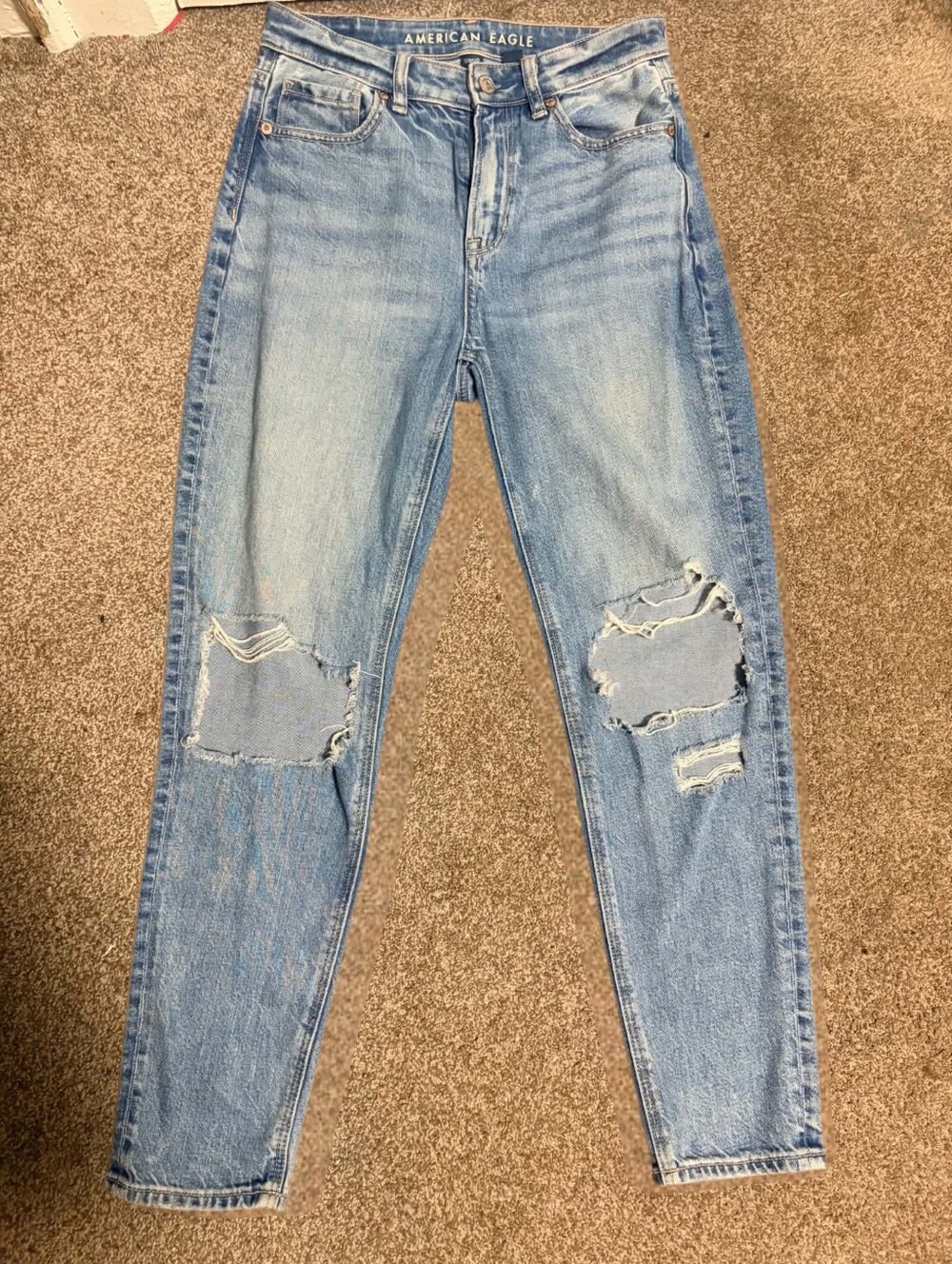 Size 0 SHORT American Eagle Strigid Ripped Mom Jeans Light Wash Distressed
